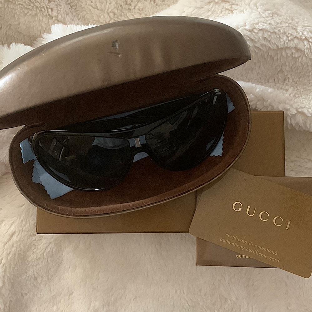 Gucci Black Avatars. Gently worn no scratches.